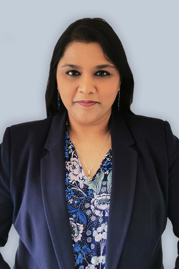 Dina, Founder & Senior Adviser